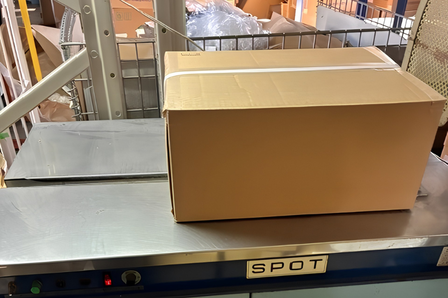 贈答品のパッケージング作業